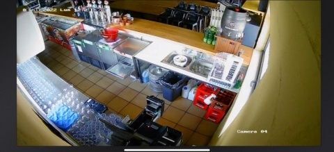 Una de las imágenes de la cámara de seguridad donde se ve la caja registradora abierta