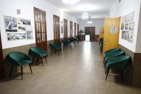 El pasillo del tanatorio con el nuevo mobiliario