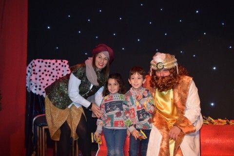 Una ni&ntilde;a y un ni&ntilde;o con el cartero real y paje en el centro educativo Pilar Varo