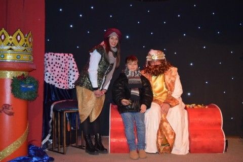 Un ni&ntilde;o con el cartero real y paje en el centro educativo Pilar Varo