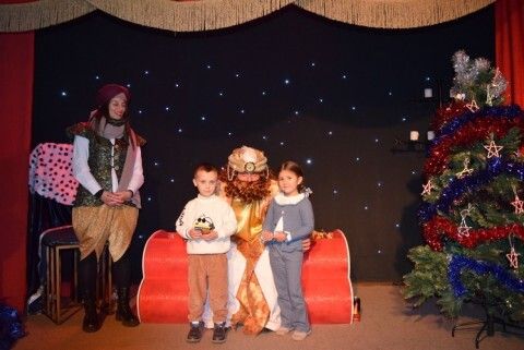 Una ni&ntilde;a y un ni&ntilde;o con el cartero real y paje en el centro educativo Pilar Varo
