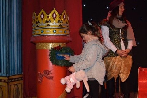 Una ni&ntilde;a introduciendo su carta en el buz&oacute;n