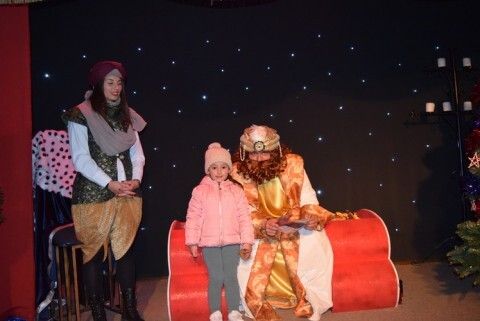 Una ni&ntilde;a con el cartero real y paje en el centro educativo Pilar Varo