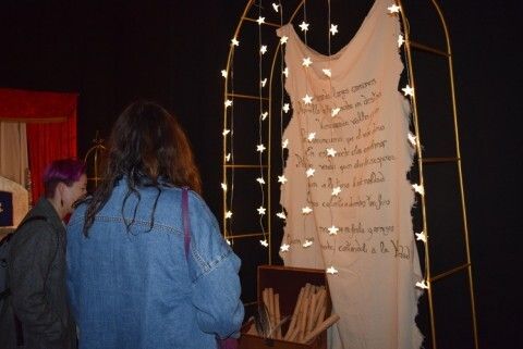 Visitantes leyendo una de las decoraciones de los dormitorios reales