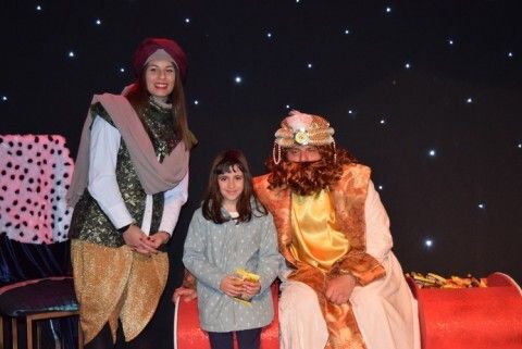 Un ni&ntilde;a con el cartero real y paje en el centro educativo Pilar Varo