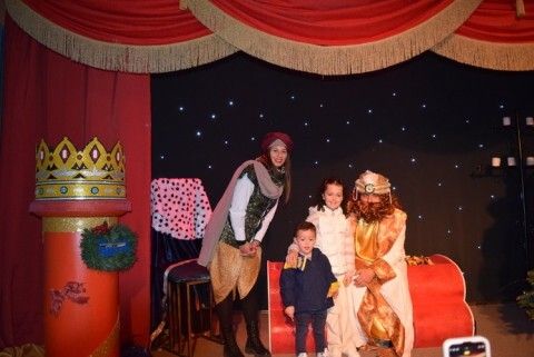 Una ni&ntilde;a y un ni&ntilde;o con el cartero real y paje en el centro educativo Pilar Varo