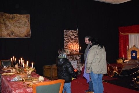 Visitantes observando los dormitorios reales en el centro educativo especial Pilar Varo