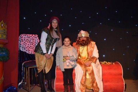 Una ni&ntilde;a con el cartero real y paje en el centro educativo Pilar Varo