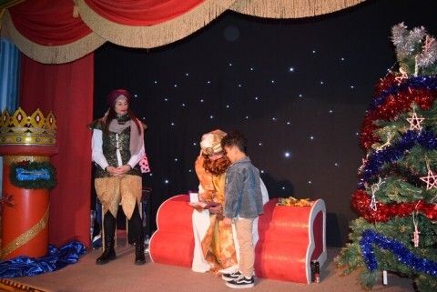 Un ni&ntilde;o con el cartero real y paje en el centro educativo Pilar Varo