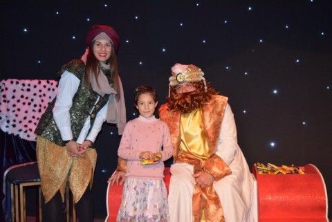 Una ni&ntilde;a con el cartero real  en el centro educativo Pilar Varo