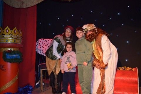 Una ni&ntilde;a y un ni&ntilde;o con el cartero real y paje en el centro educativo Pilar Varo