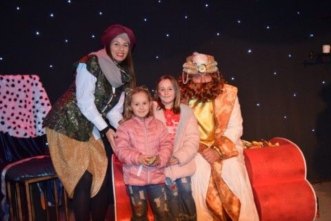 Visitantes con el cartero real y paje en el centro educativo Pilar Varo