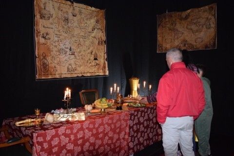 Visitantes viendo la mesa decorada en el centro educativo Pilar Varo