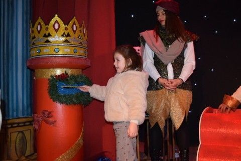 Una ni&ntilde;a echando su carta al buz&oacute;n