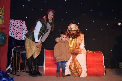 Un ni&ntilde;o con el cartero real y el paje del centro educativo Pilar Varo