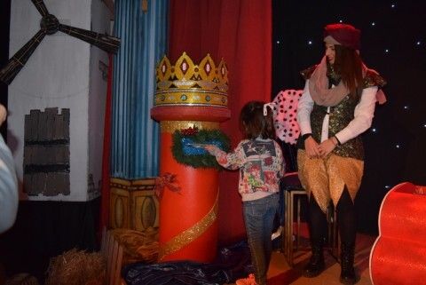 Ni&ntilde;a echando su carta al buz&oacute;n