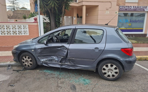Localizado por la Polic&iacute;a Local el veh&iacute;culo que embisti&oacute; a otro que estaba aparcado  causando grandes da&ntilde;os