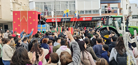 El Cartero Real lanza balones y caramelos en el pasacalle previo a la recogida de cartas a los Reyes Magos