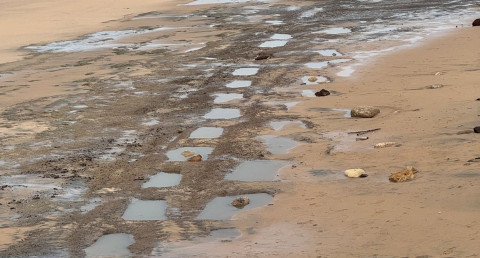 La p&eacute;rdida de arena en Punta Candor deja al descubierto unas construcciones rectangulares a&uacute;n por identificar