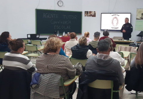 El Agente Tutor imparte a familias del IES Astaroth una charla sobre medidas preventivas para una buena convivencia escolar