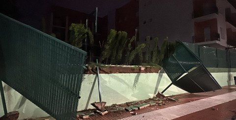 El fuerte viento deja las primeras incidencias en Rota, que van aumentando en la ma&ntilde;ana