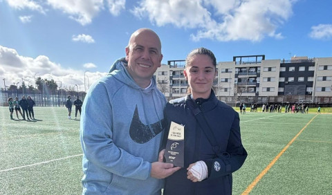 La rote&ntilde;a Adriana Mart&iacute;nez recoge, con algo de retraso, el reconocimiento de la RFAF en la Gala del F&uacute;tbol Andaluz
