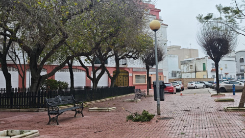 Ayuntamiento de Rota y Polic&iacute;a Local recomienda a la poblaci&oacute;n que evite salir de sus domicilios ante el fuerte viento