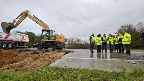 La consejera visita la zona del hundimiento de la A-2075 y anuncia el plazo previsto para reabrir al tr&aacute;fico