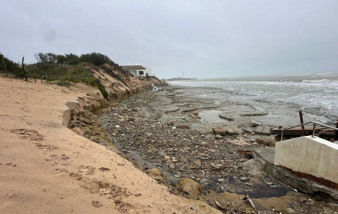 El mar engulle un tramo de la playa de Punta Candor y los vecinos piden que no se olvide esta franja
