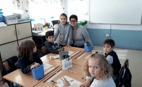 Los chicos van a las aulas y realizan actividades conjuntas