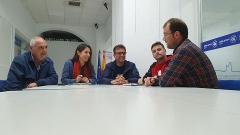 Concejales del PP reunidos con el sector del taxi