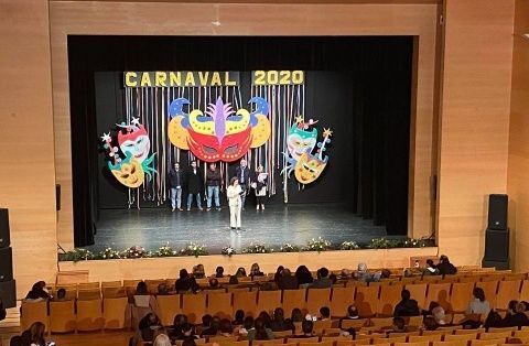 La secretaria dando lectura al fallo del jurado
