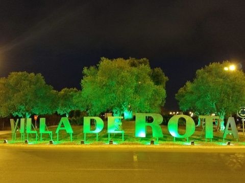 Rotonda "Villa de Rota" iluminada esta noche