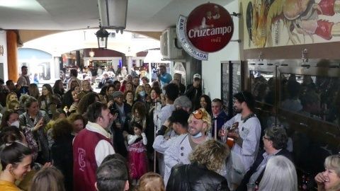 Durante el dia, bien ambiente por la zona de la Costilla