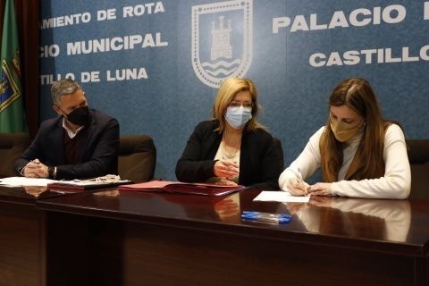 Una de las beneficiarias firmando su contrato