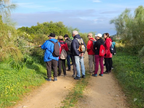 Un grupo de personas en la visita a humedales
