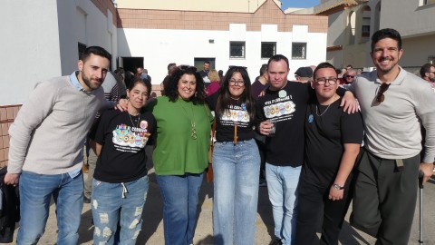 Concejales con algunos de los chicos de la murga