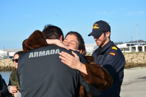 Un miembro de la dotación se despide de un familiar