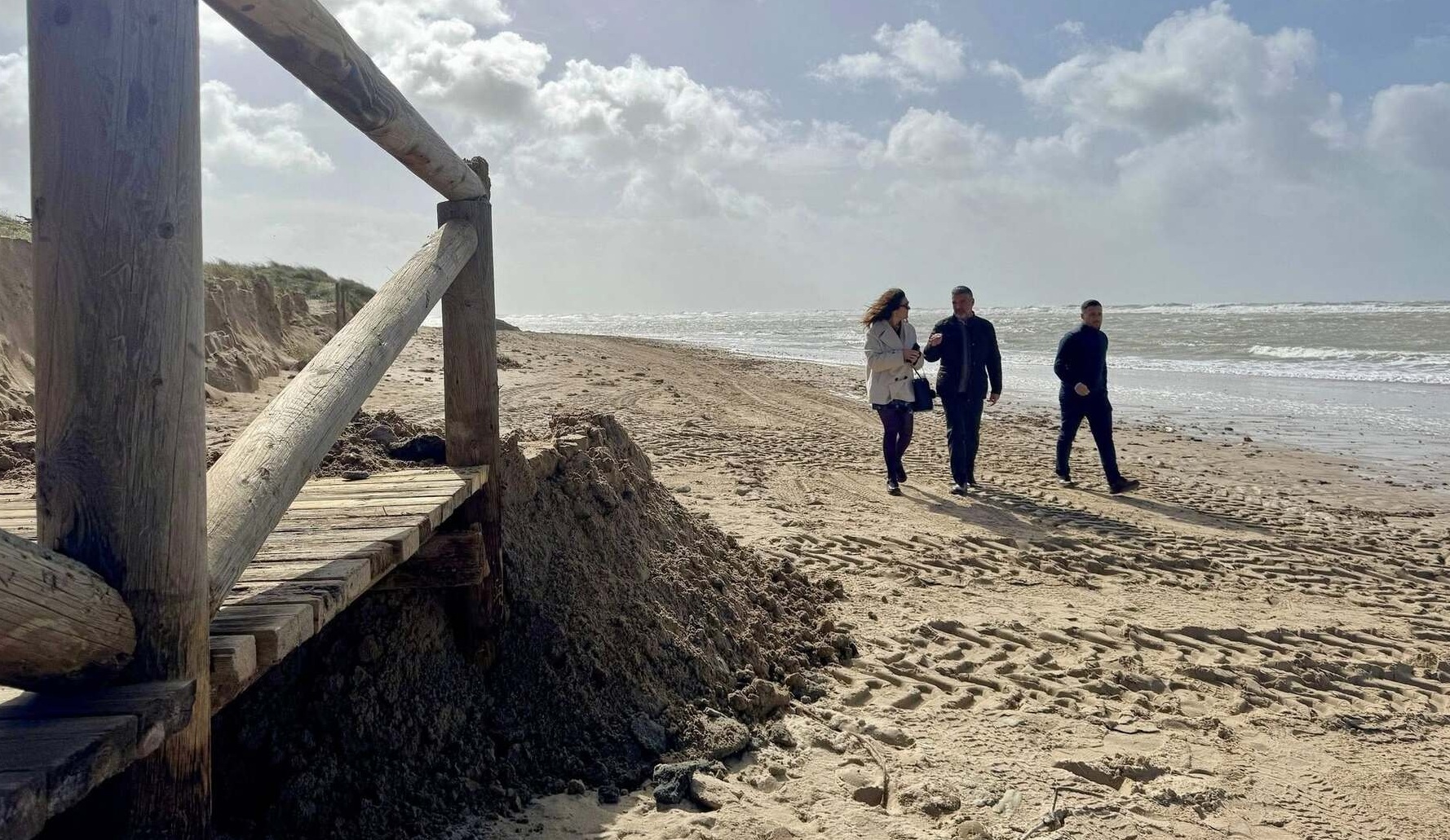 El alcalde de Rota muestra su preocupaci&oacute;n ante la "grave"situaci&oacute;n de las playas tras los temporales