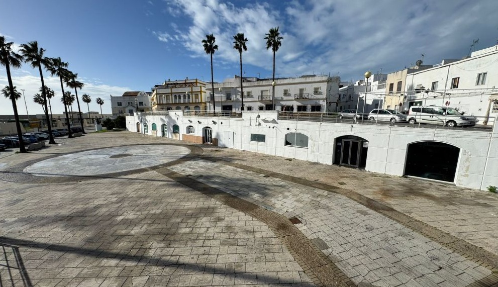 El Ayuntamiento reclama a la Junta que reabra los locales de ocio del muelle