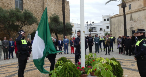 Izado de bandera, pleno tem&aacute;tico y homenajes a comercios locales para el 28F
