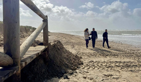 El alcalde de Rota muestra su preocupaci&oacute;n ante la "grave"situaci&oacute;n de las playas tras los temporales