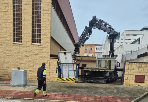 Retirada una placa solar del "Manuel Villalba" que anoche qued&oacute; suelta por el fuerte viento