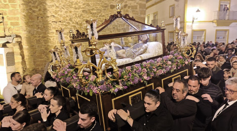 El Cristo Yacente preside el viacrucis de Cuaresma marcado por el recogimiento