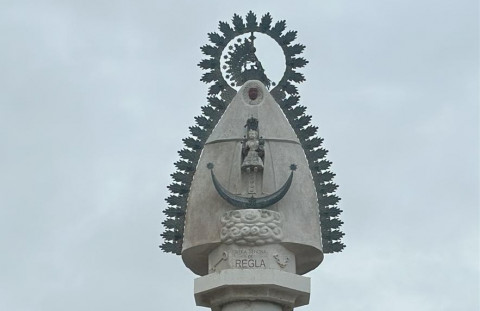 El temporal da&ntilde;a la corona de la virgen de Regla, situada en una de las entradas a Rota