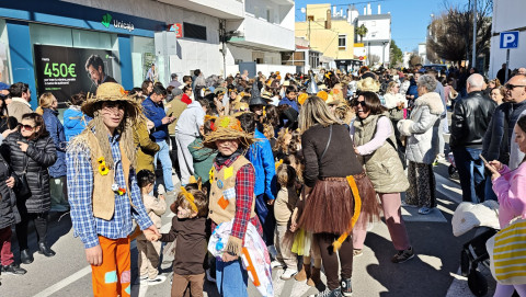 El pasacalles de Carnaval de los colegios deja un rastro de alboroto, color y alegr&iacute;a