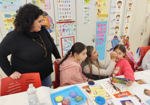 Los menores de "La escuelita" participan en un taller sobre maquillaje de Carnaval