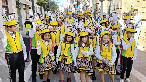 El pasacalles infantil deja un desfile de color en la ma&ntilde;ana del domingo