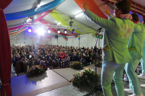 El Festival Carnavalesco dej&oacute; una noche de coplas y lleno total en la carpa