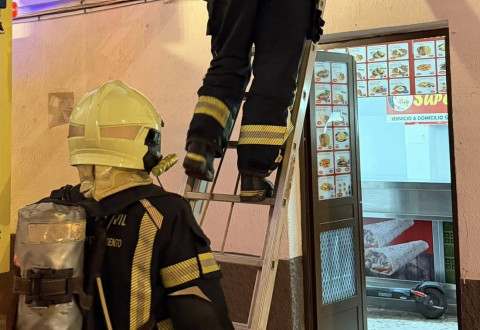 Rescatada una persona en cuya vivienda se hab&iacute;a desatado un incendio
